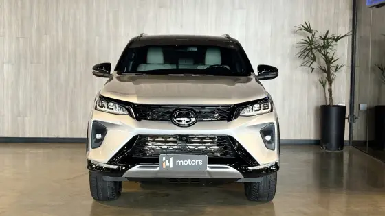 TOYOTA HILUX SW4 2.8 D-4D TURBO DIESEL DIAMOND 7L 4X4 AUTOMÁTICO TOYOTA HILUX SW4 2.8 D-4D TURBO DIESEL DIAMOND 7L 4X4 AUTOMÁTICO