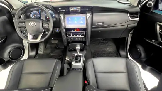 TOYOTA-HILUX SW4-2023