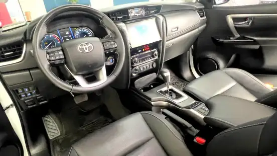 TOYOTA-HILUX SW4-2023
