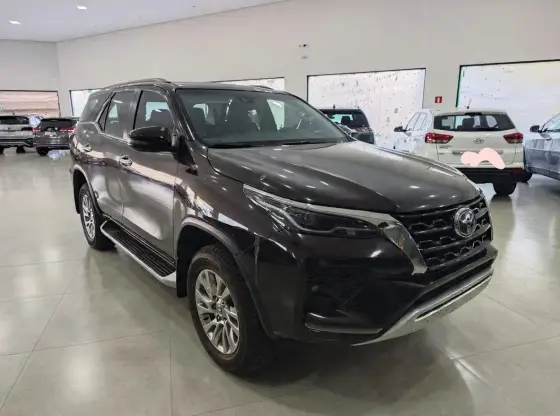 TOYOTA HILUX SW4 2.8 D-4D TURBO DIESEL SRX 4X4 AUTOMÁTICO TOYOTA HILUX SW4 2.8 D-4D TURBO DIESEL SRX 4X4 AUTOMÁTICO