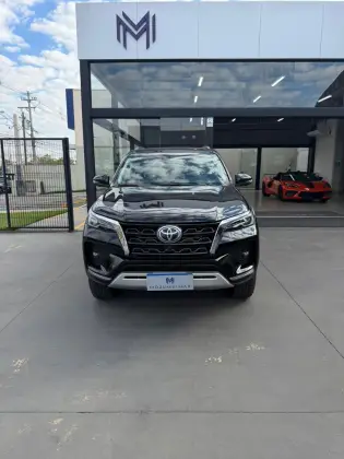 TOYOTA HILUX SW4 2.8 D-4D TURBO DIESEL SRX 7L 4X4 AUTOMÁTICO TOYOTA HILUX SW4 2.8 D-4D TURBO DIESEL SRX 7L 4X4 AUTOMÁTICO