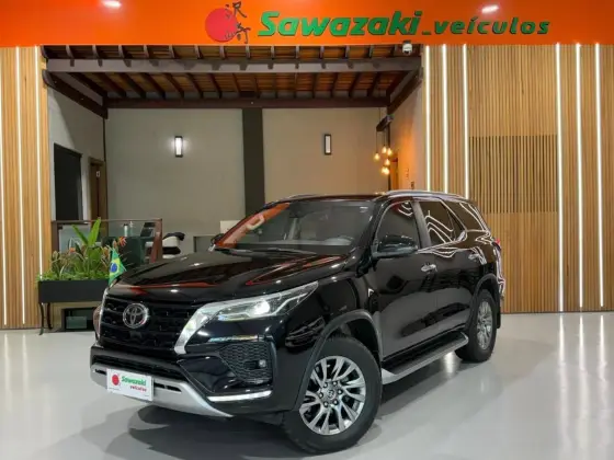 TOYOTA HILUX SW4 2.8 D-4D TURBO DIESEL SRX 7L 4X4 AUTOMÁTICO TOYOTA HILUX SW4 2.8 D-4D TURBO DIESEL SRX 7L 4X4 AUTOMÁTICO