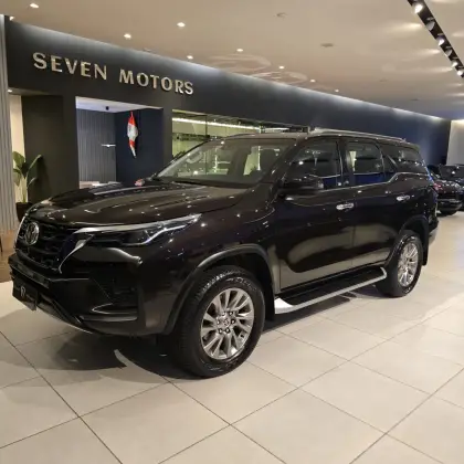 TOYOTA HILUX SW4 2.8 D-4D TURBO DIESEL SRX 7L 4X4 AUTOMÁTICO TOYOTA HILUX SW4 2.8 D-4D TURBO DIESEL SRX 7L 4X4 AUTOMÁTICO