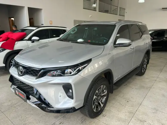 TOYOTA HILUX SW4 2.8 D-4D TURBO DIESEL SRX PLATINUM 4X4 AUTOMÁTICO TOYOTA HILUX SW4 2.8 D-4D TURBO DIESEL SRX PLATINUM 4X4 AUTOMÁTICO