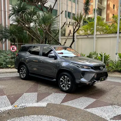 TOYOTA HILUX SW4 2.8 D-4D TURBO DIESEL SRX PLATINUM 7L 4X4 AUTOMÁTICO TOYOTA HILUX SW4 2.8 D-4D TURBO DIESEL SRX PLATINUM 7L 4X4 AUTOMÁTICO