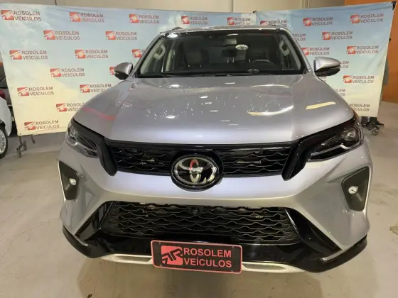 TOYOTA HILUX SW4 2.8 D-4D TURBO DIESEL SRX PLATINUM 7L 4X4 AUTOMÁTICO TOYOTA HILUX SW4 2.8 D-4D TURBO DIESEL SRX PLATINUM 7L 4X4 AUTOMÁTICO