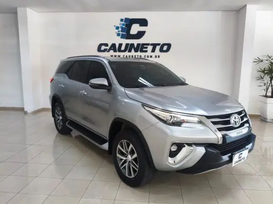TOYOTA HILUX SW4 2.8 SRX 4X4 7 LUGARES 16V TURBO INTERCOOLER DIESEL 4P AUTOMÁTICO TOYOTA HILUX SW4 2.8 SRX 4X4 7 LUGARES 16V TURBO INTERCOOLER DIESEL 4P AUTOMÁTICO