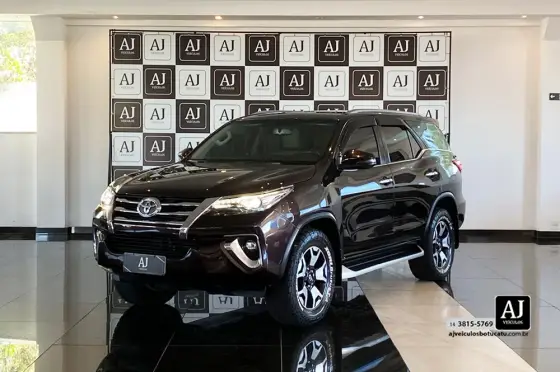 TOYOTA HILUX SW4 2.8 SRX 4X4 7 LUGARES 16V TURBO INTERCOOLER DIESEL 4P AUTOMÁTICO