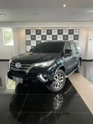 TOYOTA HILUX SW4 2.8 SRX 4X4 7 LUGARES 16V TURBO INTERCOOLER DIESEL 4P AUTOMÁTICO