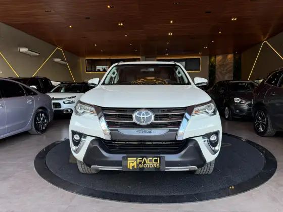 TOYOTA HILUX SW4 2.8 SRX 4X4 7 LUGARES 16V TURBO INTERCOOLER DIESEL 4P AUTOMÁTICO TOYOTA HILUX SW4 2.8 SRX 4X4 7 LUGARES 16V TURBO INTERCOOLER DIESEL 4P AUTOMÁTICO
