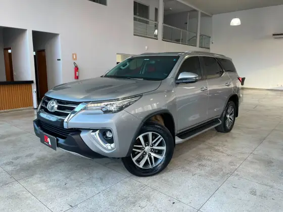 TOYOTA HILUX SW4 2.8 SRX 4X4 7 LUGARES 16V TURBO INTERCOOLER DIESEL 4P AUTOMÁTICO TOYOTA HILUX SW4 2.8 SRX 4X4 7 LUGARES 16V TURBO INTERCOOLER DIESEL 4P AUTOMÁTICO