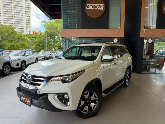TOYOTA HILUX SW4 2.8 SRX DIAMOND 4X4 7 LUGARES 16V TURBO INTERCOOLER DIESEL 4P AUTOMÁTICO TOYOTA HILUX SW4 2.8 SRX DIAMOND 4X4 7 LUGARES 16V TURBO INTERCOOLER DIESEL 4P AUTOMÁTICO