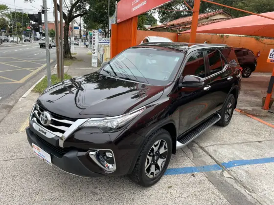 TOYOTA HILUX SW4 2.8 SRX DIAMOND 4X4 7 LUGARES 16V TURBO INTERCOOLER DIESEL 4P AUTOMÁTICO TOYOTA HILUX SW4 2.8 SRX DIAMOND 4X4 7 LUGARES 16V TURBO INTERCOOLER DIESEL 4P AUTOMÁTICO