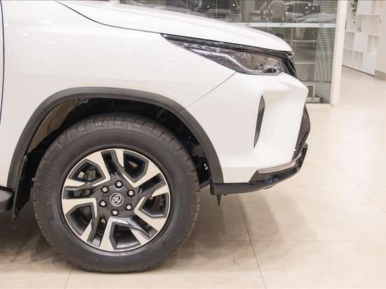 TOYOTA-HILUX SW4-2.8 D-4D TURBO DIESEL SRX PLATINUM 4X4 AUTOMÁTICO TOYOTA-HILUX SW4-2025