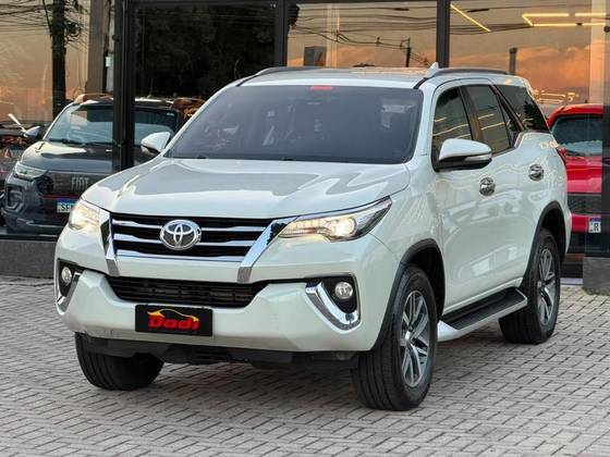 TOYOTA HILUX SW4 2.8 SRX 4X4 7 LUGARES 16V TURBO INTERCOOLER DIESEL 4P AUTOMÁTICO