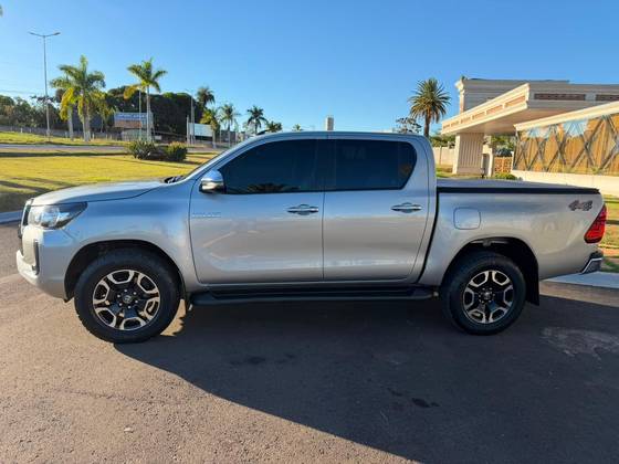TOYOTA HILUX 2.8 D-4D TURBO DIESEL CD SRV 4X4 AUTOMÁTICO
