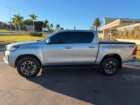TOYOTA-HILUX-2.8 D-4D TURBO DIESEL CD SRV 4X4 AUTOMÁTICO TOYOTA-HILUX-2024