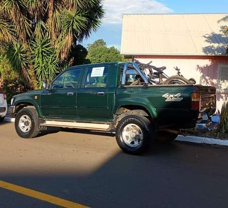 TOYOTA-HILUX-2001