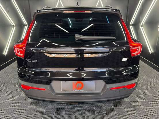 VOLVO-XC40-2020