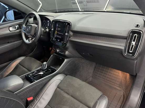 VOLVO-XC40-2020