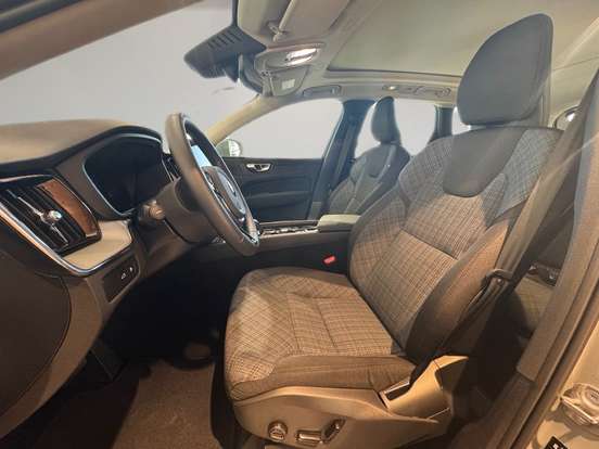 VOLVO-XC60-2025