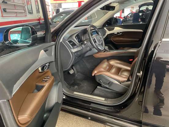 VOLVO-XC90-2019
