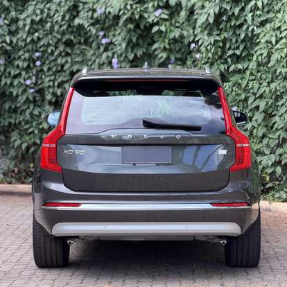 VOLVO-XC90-2021