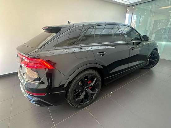AUDI-Q8-2022