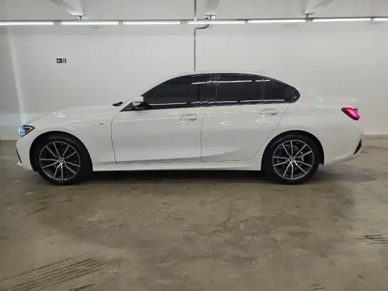 BMW-320i-2020