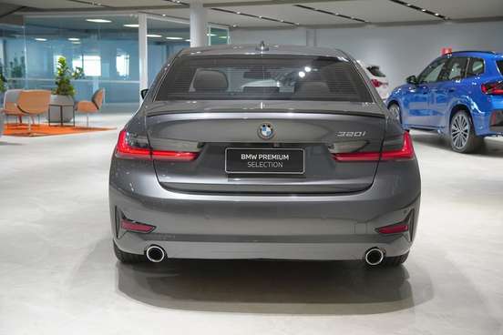 BMW-320i-2021