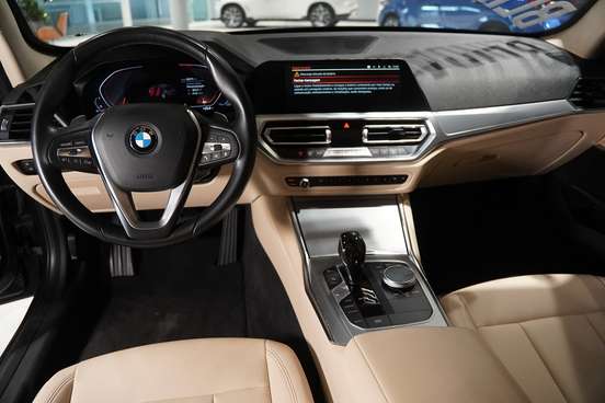 BMW-320i-2021