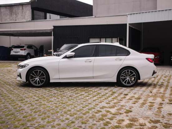 BMW-320i-2022