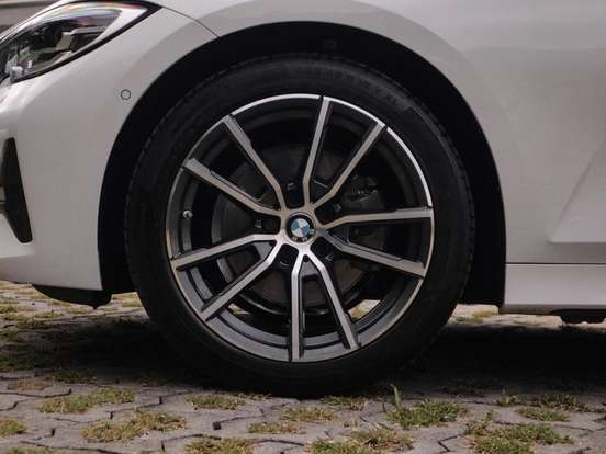 BMW-320i-2022
