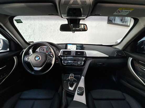 BMW-320i-2017