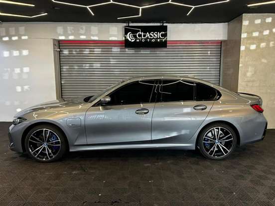 BMW-330e-2022