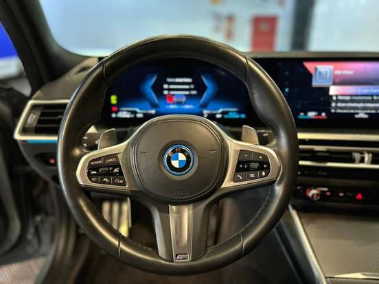 BMW-330e-2022