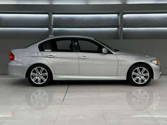 BMW-318i-2011
