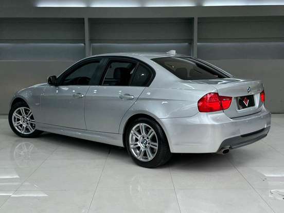 BMW-318i-2011