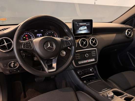 MERCEDES-BENZ-A 200-2017