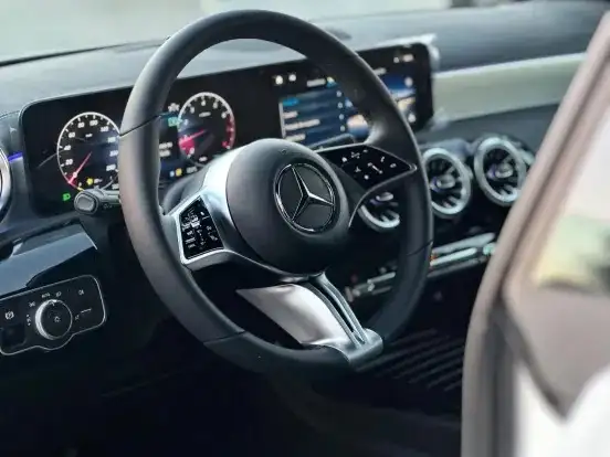 MERCEDES-BENZ-CLA 200-2025