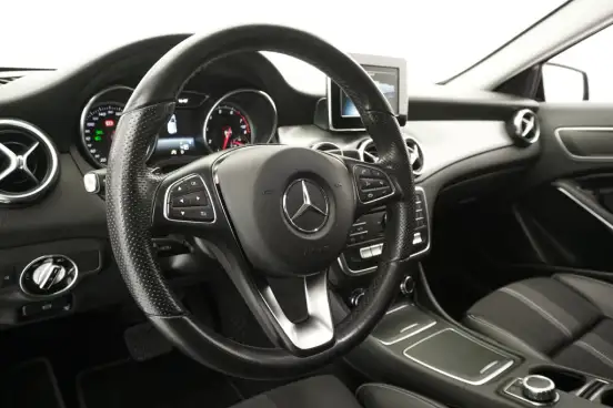 MERCEDES-BENZ-GLA 200-2018