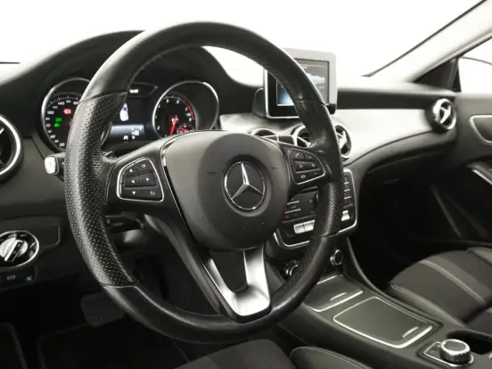 MERCEDES-BENZ-GLA 200-1.6 CGI FLEX NIGHT 7G-DCT MERCEDES-BENZ-GLA 200-2018
