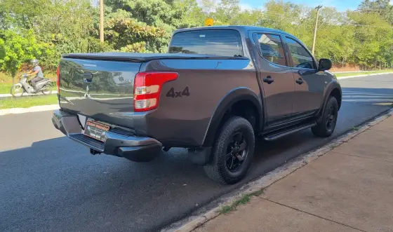 MITSUBISHI L200 TRITON 2.4 16V TURBO DIESEL OUTDOOR GLS CD 4X4 AUTOMÁTICO MITSUBISHI L200 TRITON 2.4 16V TURBO DIESEL OUTDOOR GLS CD 4X4 AUTOMÁTICO