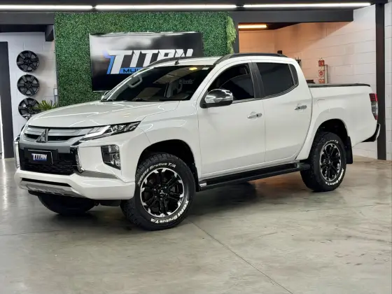 MITSUBISHI L200 TRITON 2.4 16V TURBO DIESEL SPORT HPE CD 4P 4X4 AUTOMÁTICO MITSUBISHI L200 TRITON 2.4 16V TURBO DIESEL SPORT HPE CD 4P 4X4 AUTOMÁTICO