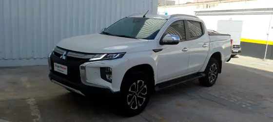 MITSUBISHI L200 TRITON 2.4 16V TURBO DIESEL SPORT HPE-S CD 4P 4X4 AUTOMÁTICO MITSUBISHI L200 TRITON 2.4 16V TURBO DIESEL SPORT HPE-S CD 4P 4X4 AUTOMÁTICO