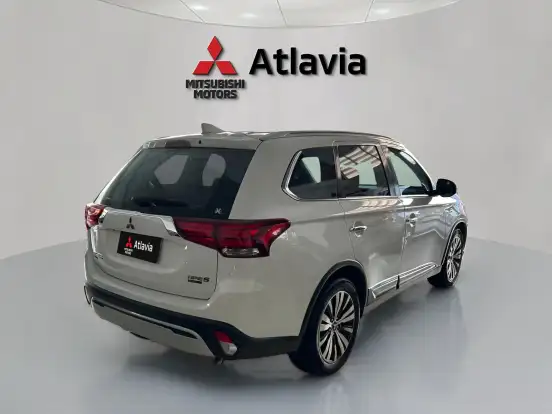 MITSUBISHI-OUTLANDER-2021