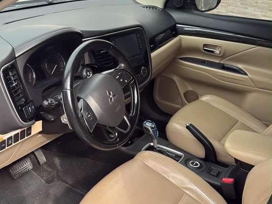 MITSUBISHI-OUTLANDER-3.0 GT 4X4 V6 24V GASOLINA 4P AUTOMÁTICO MITSUBISHI-OUTLANDER-2015