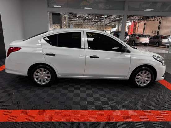 NISSAN-VERSA-2020