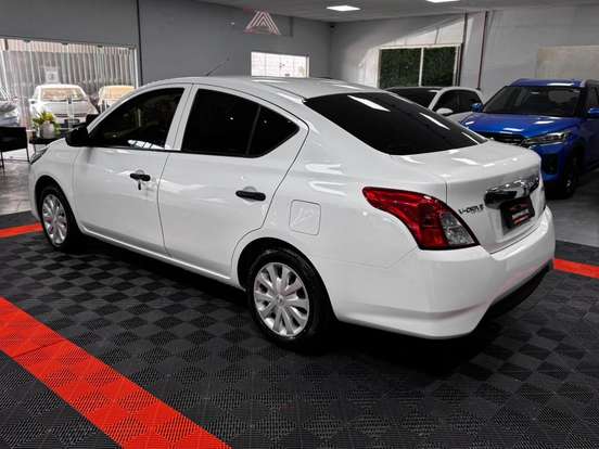 NISSAN-VERSA-2020