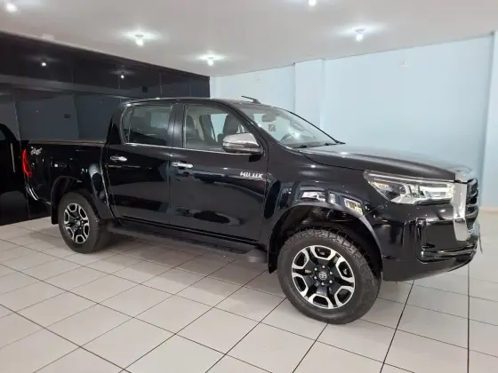 TOYOTA HILUX 2.8 D-4D TURBO DIESEL CD SRX 4X4 AUTOMÁTICO TOYOTA HILUX 2.8 D-4D TURBO DIESEL CD SRX 4X4 AUTOMÁTICO